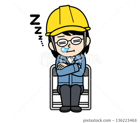 一位戴著安全帽的中年婦女在建築工地上坐在折疊椅上打瞌睡。 136223468