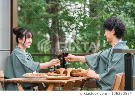 日本旅館或溫泉旅館的年輕亞洲夫婦在陽台或木甲板上用餐（旅行和旅行） 136223554