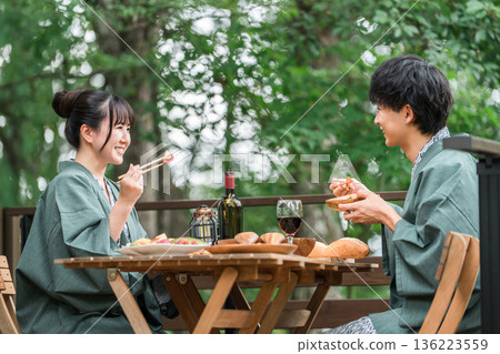 日本旅館或溫泉旅館的年輕亞洲夫婦在陽台或木甲板上用餐(旅行和旅行) 日本旅館或溫泉旅館的年輕亞洲夫婦在陽台或木甲板上用餐(旅行和旅行) 136223559