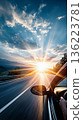 從駕駛角度看公路旅行和旅遊概念 136223781