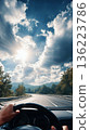從駕駛角度看公路旅行和旅遊概念 136223786