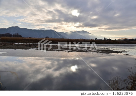陽光與天空交相輝映，倒映在千曲川淺灘附近的水面上。 136223876
