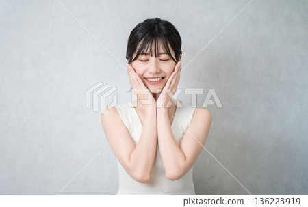 Asian woman with beautiful skin doing skin care (beauty/skin care image) 136223919
