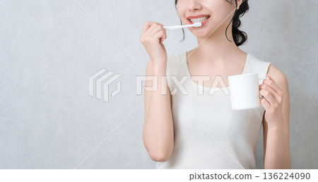 年輕的亞洲女性正在刷牙(牙膏、口腔護理、牙齒護理) 年輕的亞洲女性正在刷牙(牙膏、口腔護理、牙齒護理) 136224090