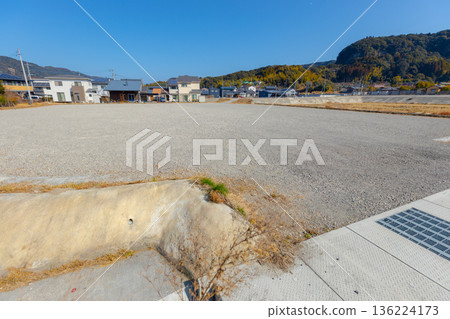 一塊面積很大的土地,已開發為住宅用地,並安裝了排水格柵。 一塊面積很大的土地,已開發為住宅用地,並安裝了排水格柵。 136224173