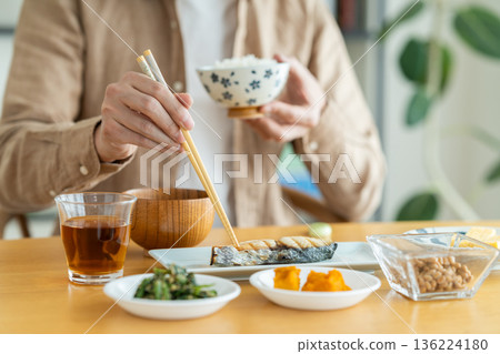 中年男子正在吃早餐 中年男子正在吃早餐 136224180