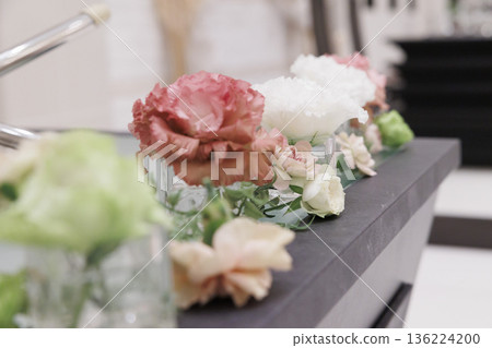 桌上的花 鮮花協調 桌上的花 鮮花協調 136224200