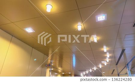 夜晚的城市燈光閃耀 136224280