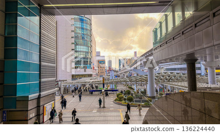 戀人漂浮在傍晚的天空 136224440