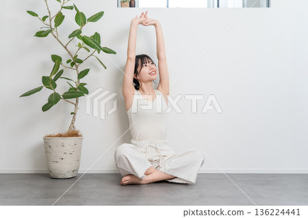亞洲女性在家中伸展身體並深呼吸（運動，健身） 136224441