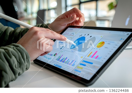 學生使用平板電腦進行數位學習 136224486