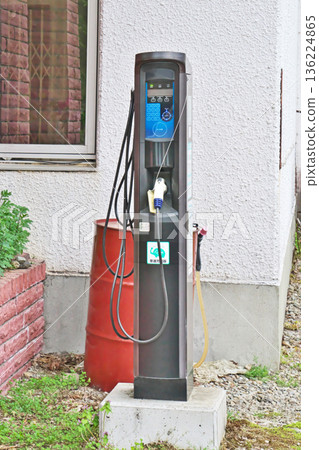 遊客和旅行者使用的電動車標準充電器 136224865