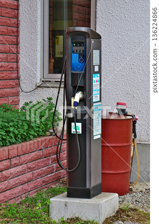 遊客和旅行者使用的電動車標準充電器 136224866