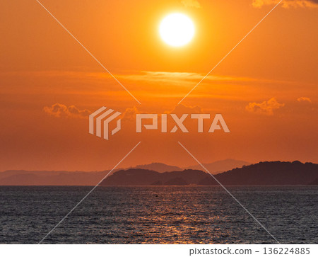 從兵庫縣赤穂市赤穂岬看到的瀨戶內海的冬日日落 136224885