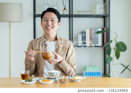 中年男子正在吃早餐 中年男子正在吃早餐 136224960