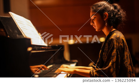 A dramatic piano performance where passion and loneliness intersect 136225094