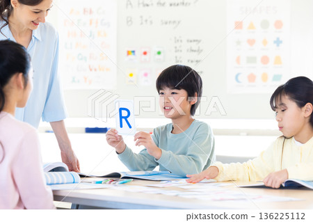 教育 在英語會話課上上課的孩子和母語教師 136225112