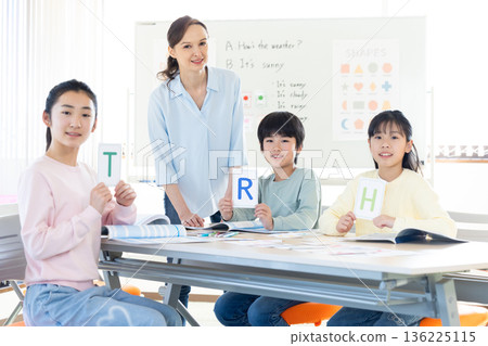 教育 在英語會話課上上課的孩子和母語教師 教育 在英語會話課上上課的孩子和母語教師 136225115