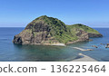 佐渡島，漂浮在日本海中，擁有奇特的岩石地形和蔚藍的天空。 136225464