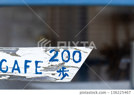 Image of the signboard leading to the cafe 136225467