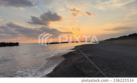 美麗的海灘日落 美麗的海灘日落 136225514