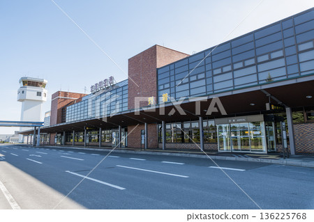 北海道女滿別鎮,女滿別機場,陽光明媚的日子 北海道女滿別鎮,女滿別機場,陽光明媚的日子 136225768