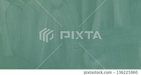 一塊綠色的黑板，上面有粉筆灰和橡皮擦的痕跡。 136225860