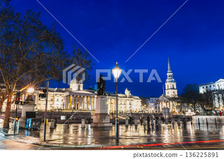 倫敦：夜幕下的特拉法加廣場和國家美術館 136225891