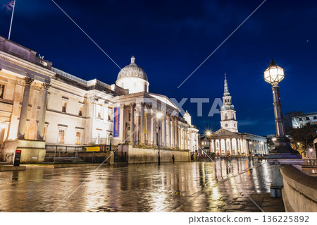 夜幕下的倫敦國家美術館 136225892