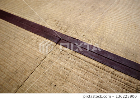 The tatami mats were badly damaged and had worn edges that were past the time of replacement. 136225900