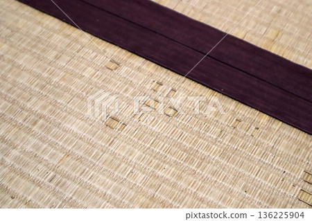 The tatami mats were badly damaged and had worn edges that were past the time of replacement. The tatami mats were badly damaged and had worn edges that were past the time of replacement. 136225904