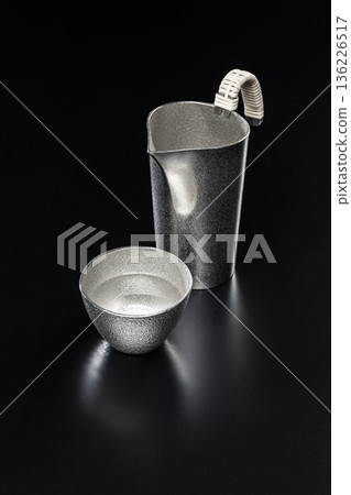 一個錫製清酒杯和一個清酒杯放在黑色背景上 136226517