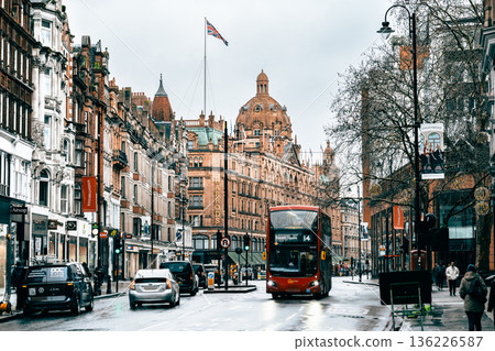 倫敦騎士橋,林立著許多奢華百貨商店(部分場景為柔焦效果) 倫敦騎士橋,林立著許多奢華百貨商店(部分場景為柔焦效果) 136226587