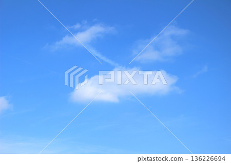 冬日晴朗天空中飄浮的雲朵 冬日晴朗天空中飄浮的雲朵 136226694