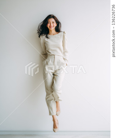 【光影躍動肖像】身著自然裝束的女性，白色背景 | 展現明亮積極的生活氣息 136226736