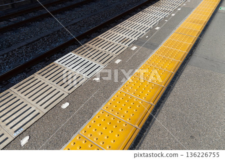 車站月台上的黃色盲道磚和軌道 車站月台上的黃色盲道磚和軌道 136226755
