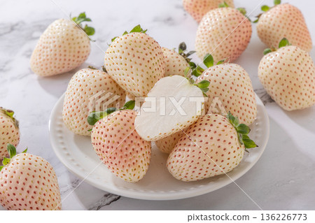 新鮮的白草莓 新鮮的白草莓 136226773