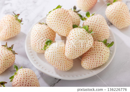 新鮮的白草莓 136226776