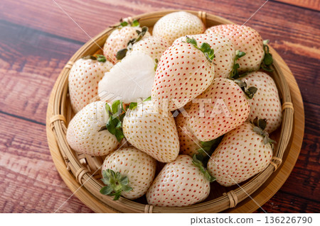 新鮮的白草莓 136226790