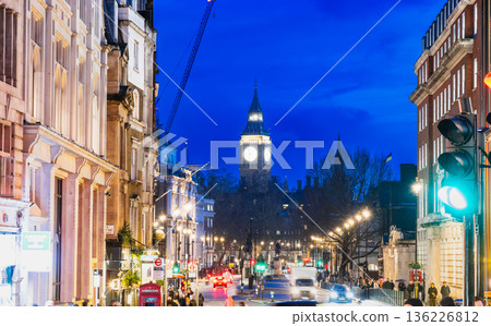 倫敦夜景：從特拉法加廣場眺望伊莉莎白塔（大笨鐘） 136226812