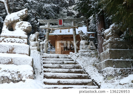 Akainoiwa Shrine 18 136226953