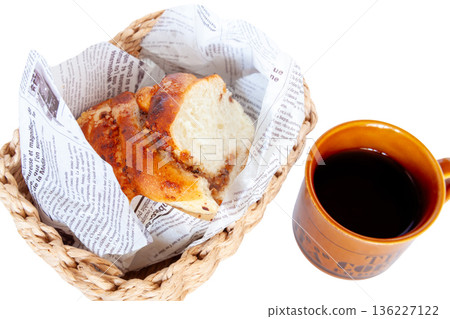 丹麥堅果麵包與咖啡 [白色背景，摳圖] 136227122