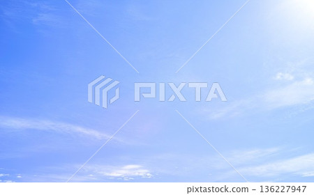 藍色的天空和雲圖像 136227947