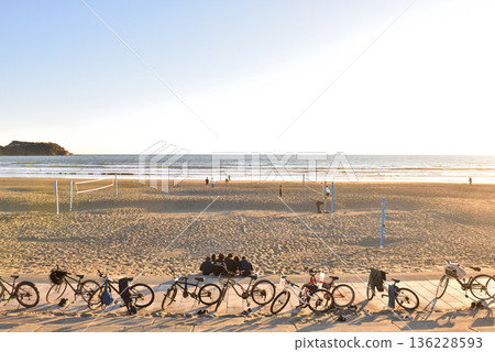 久根沼海灘停放著許多自行車 136228593