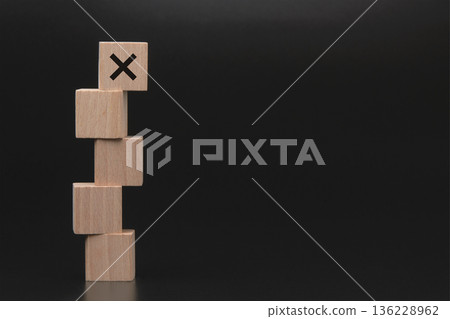 木塊代表錯誤答案或失敗的概念 木塊代表錯誤答案或失敗的概念 136228962