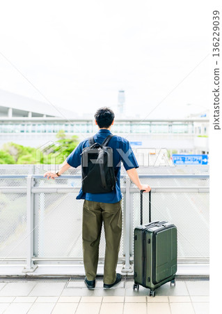 一名男子帶著行李在車站候車。照片由關西國際機場(KIX)提供。 一名男子帶著行李在車站候車。照片由關西國際機場(KIX)提供。 136229039
