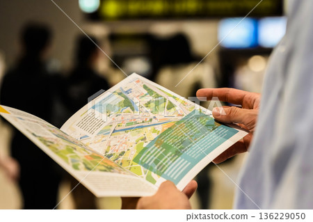 旅客檢視地圖 _■攝影合作：關西國際機場 (KIX) 136229050