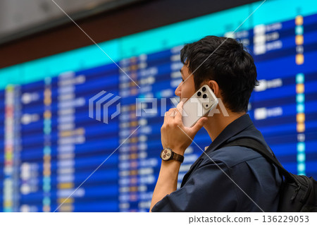 一名男子在機場打電話。照片由關西國際機場（KIX）提供。 136229053