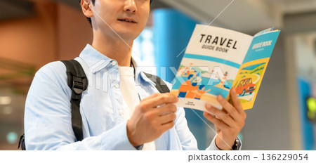 一名男子正在閱讀旅遊指南 _■照片由關西國際機場 (KIX) 提供 一名男子正在閱讀旅遊指南 _■照片由關西國際機場 (KIX) 提供 136229054