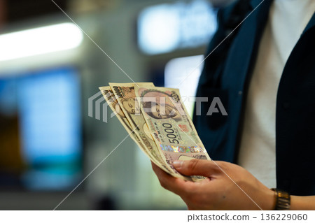 清點日圓紙幣 ■攝影協助：關西國際機場（KIX） 136229060